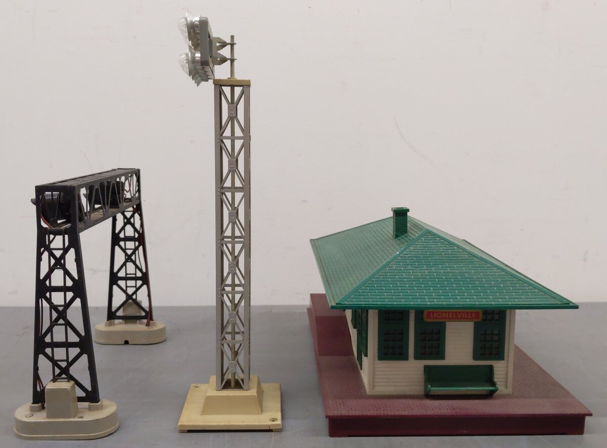 Lionel Vintage O Station, Railroad Floodlight, & Signal Bridge: 133, 195,450 [3] VG