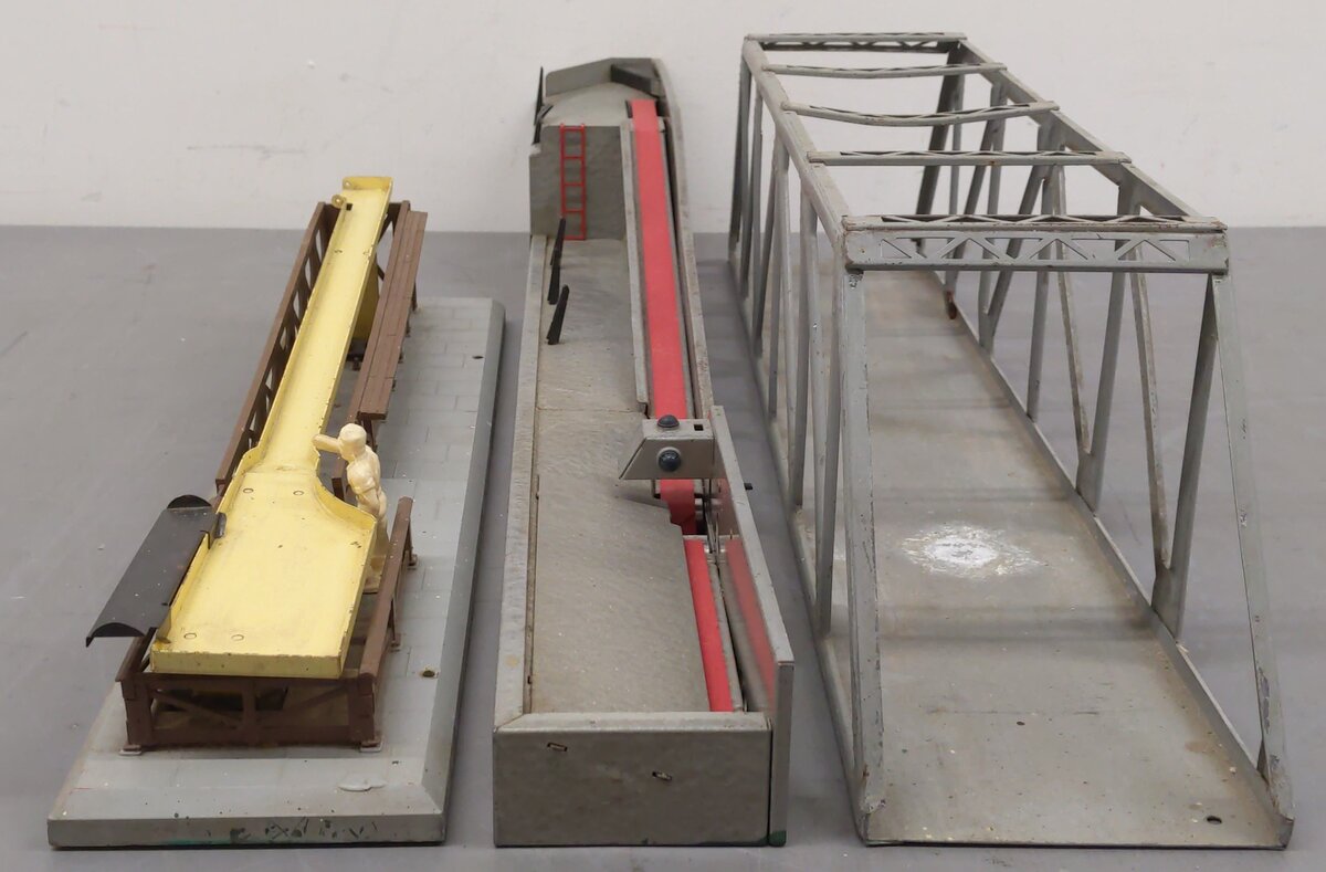 Lionel 317/362/364 Vintage O Bridge, Lumber Loader, & Barrel Loader (3) VG