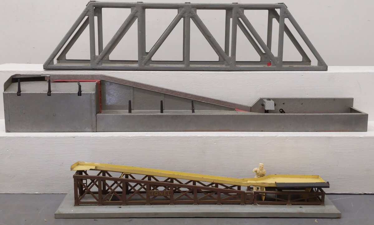 Lionel 317/362/364 Vintage O Bridge, Lumber Loader, & Barrel Loader (3) VG