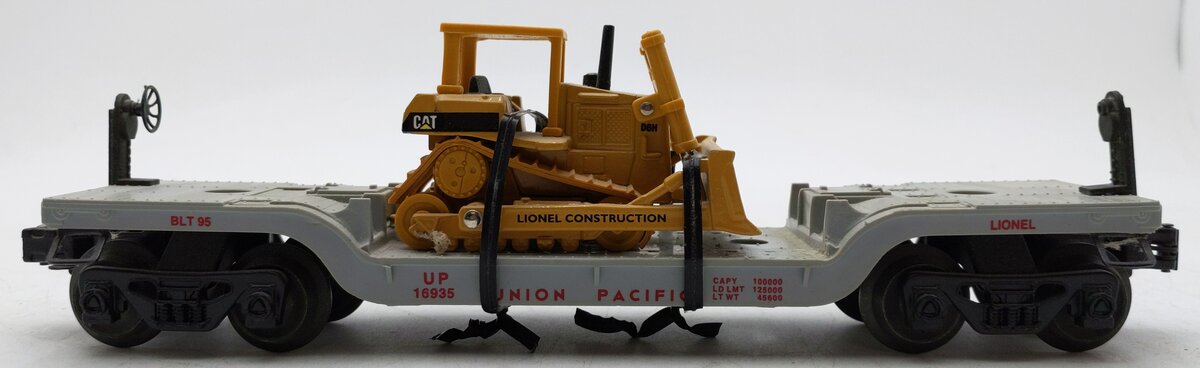 Lionel 6-16935 O Gauge Union Pacific Flatcar with Ertl Bulldozer EX/Box