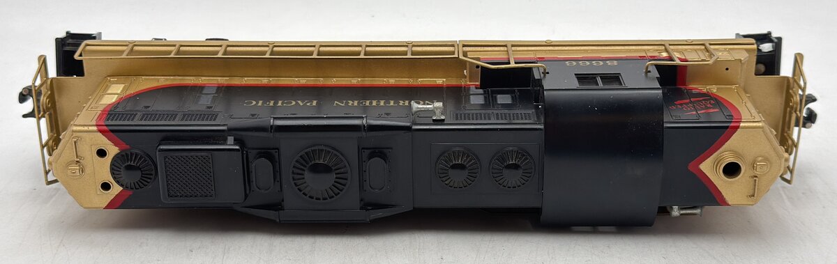 Lionel 6-8666 O Gauge Northern Pacific GP9 Powered Diesel Locomotive #8666/Box