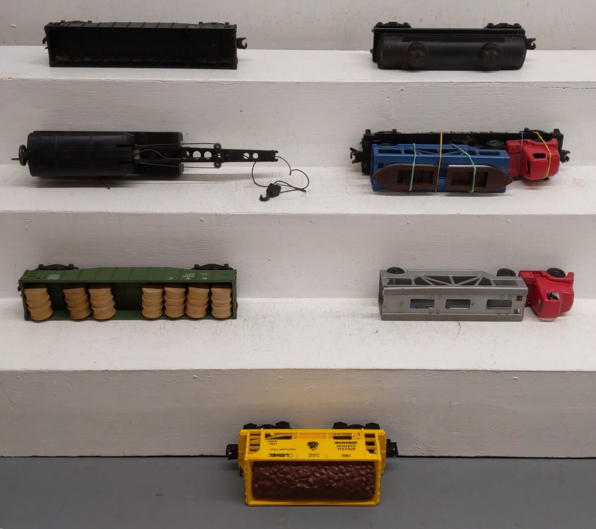 Assorted Lionel O Scale Freight Cars and Truck [7] VG