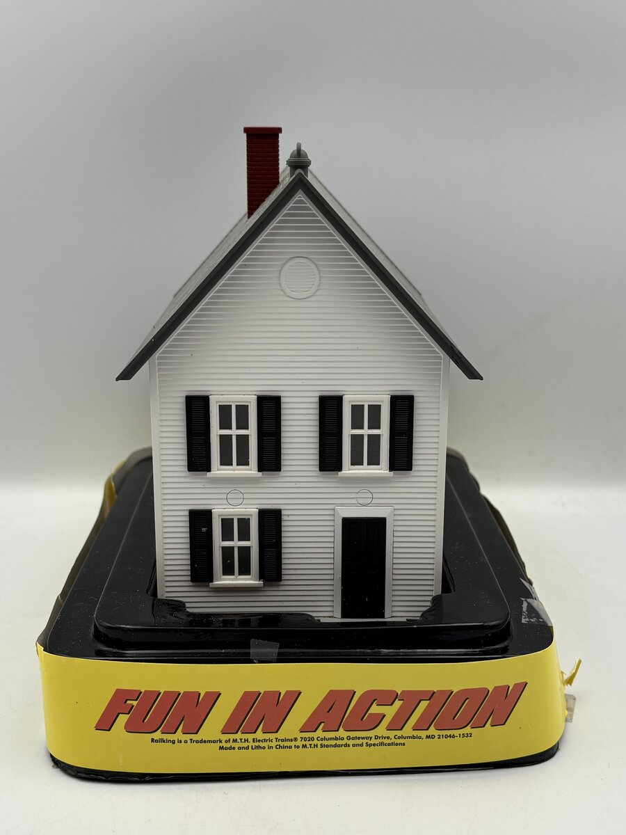 MTH 30-90338 Row House #1 White w/ Black Shutters EX/Box