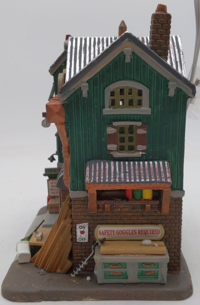 Lemax 289-0311 Menards Repair Shop Porcelain Lighted Building EX/Box