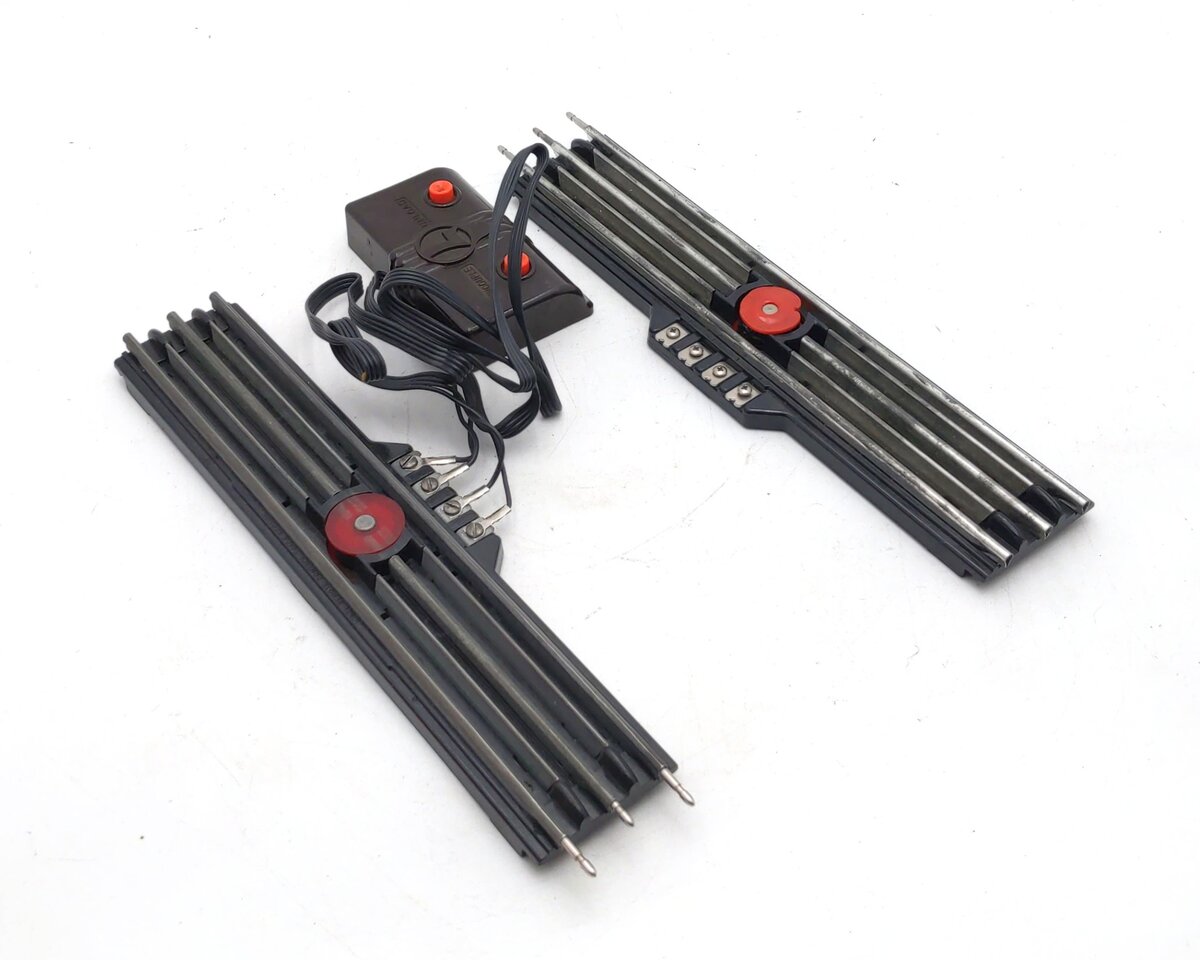 Lionel 6-5530 O Gauge Operating Track Sections (2) VG/Box