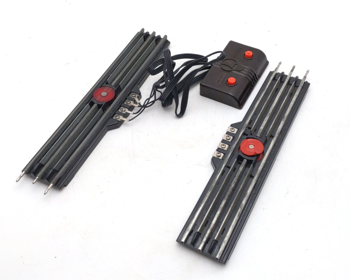 Lionel 6-5530 O Gauge Operating Track Sections (2) VG/Box