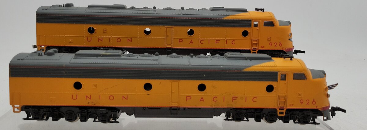 AHM 5121E HO Union Pacific GM E8/9 Powered/Unpowered Diesel Locomotive #926 VG/Box