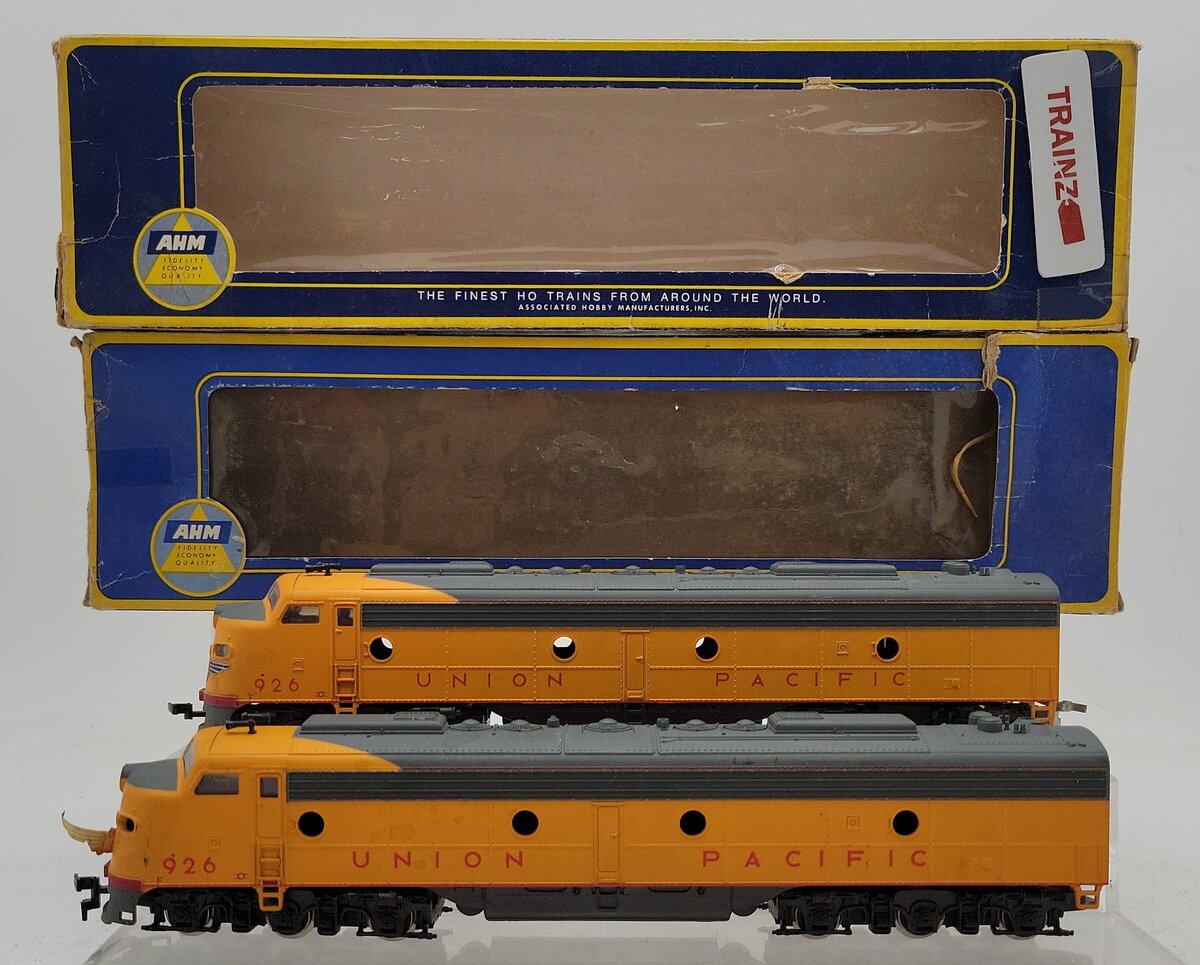 AHM 5121E HO Union Pacific GM E8/9 Powered/Unpowered Diesel Locomotive #926 VG/Box
