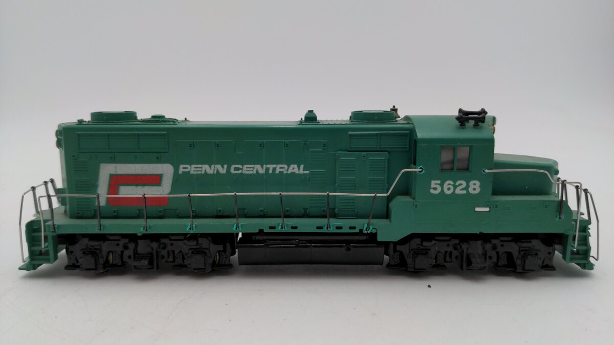 Mantua 406-28 HO Scale Penn Central Diesel Locomotive #5628 VG