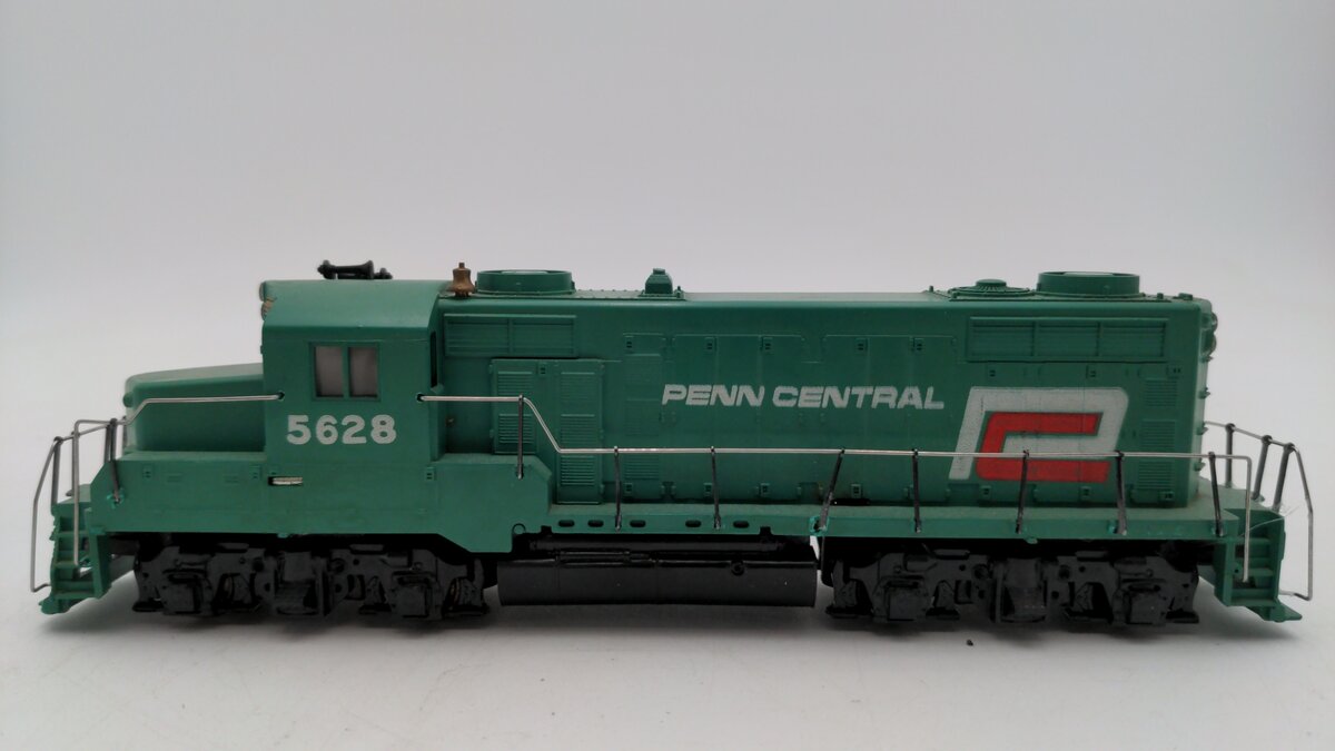Mantua 406-28 HO Scale Penn Central Diesel Locomotive #5628 VG