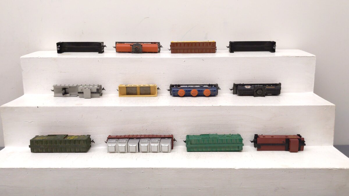 Generic HO Scale Assorted Freight Cars [12] VG