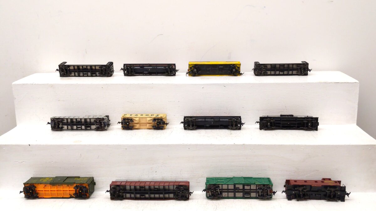 Generic HO Scale Assorted Freight Cars [12] VG