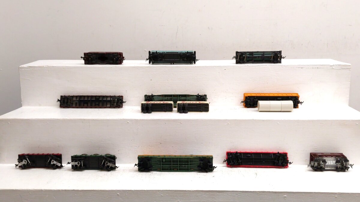 Generic HO Scale Assorted Freight Cars w/Loads [11] EX