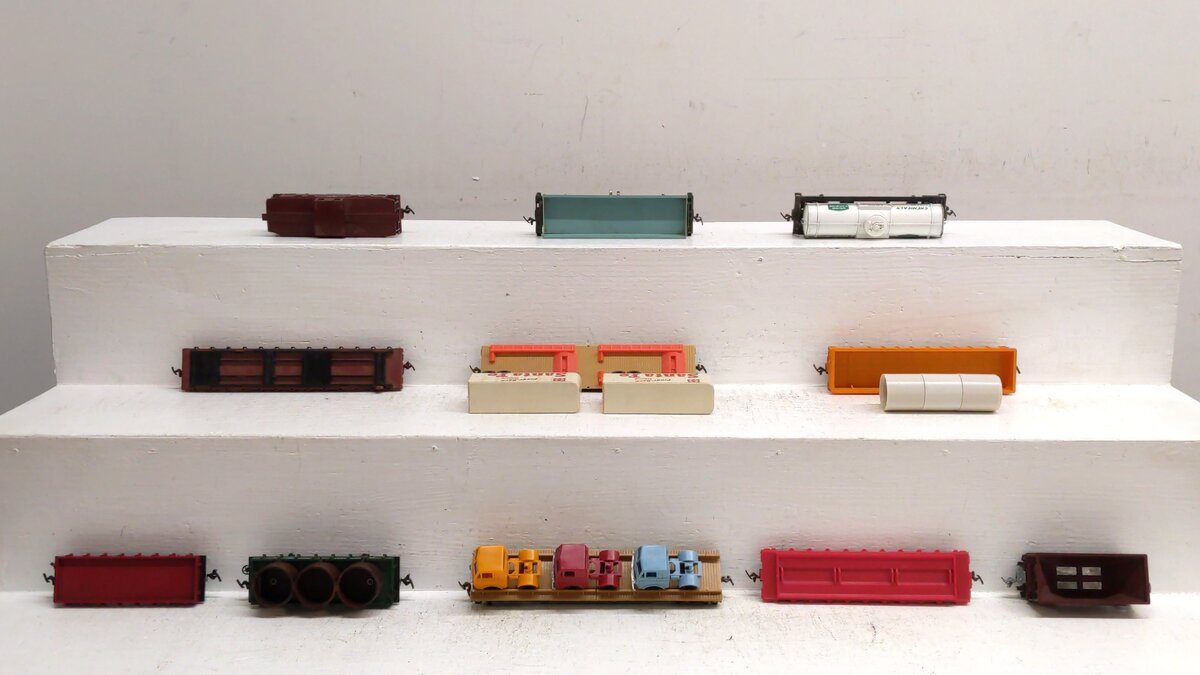 Generic HO Scale Assorted Freight Cars w/Loads [11] EX