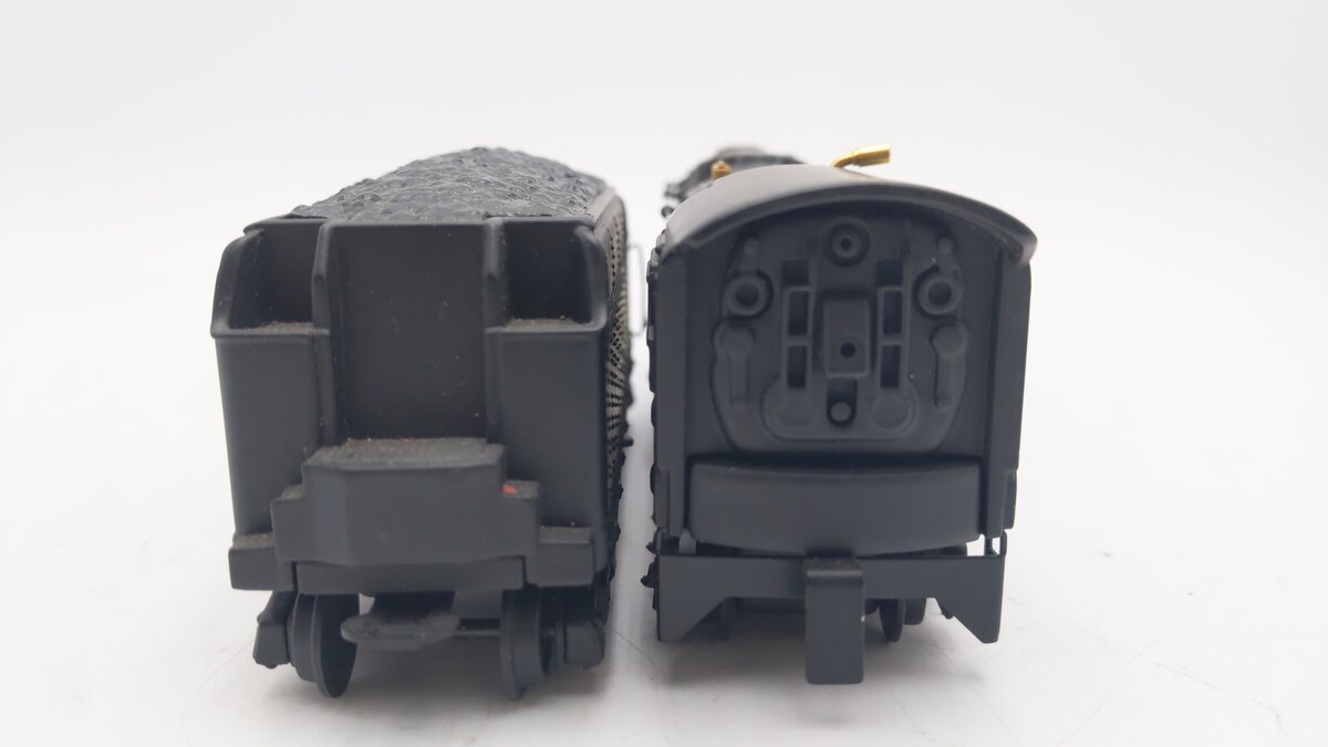 Hallmark 671 Miniature Lionel Turbine Steam Locomotive & Tender EX