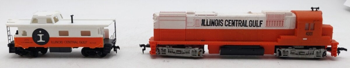 Tyco 250B HO Scale Illinois Central Diesel Locomotive with matching caboose EX/Box