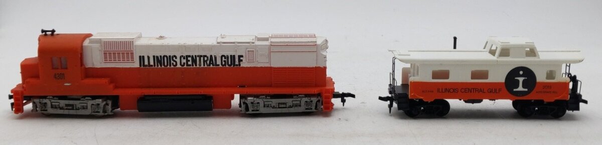 Tyco 250B HO Scale Illinois Central Diesel Locomotive with matching caboose EX/Box