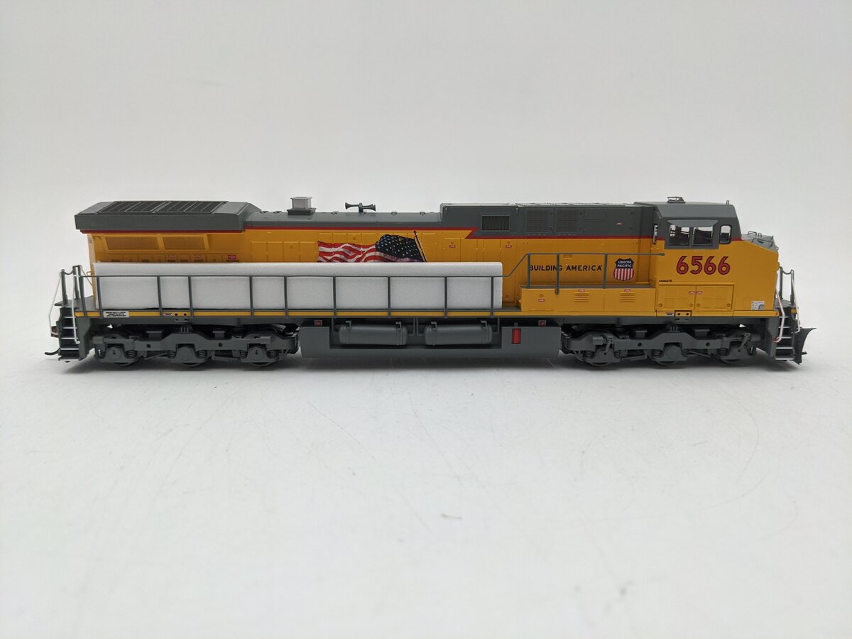Roundhouse 77714 HO Union Pacific/Flag Repaint AC4400CW Diesel Locomotive #6566
