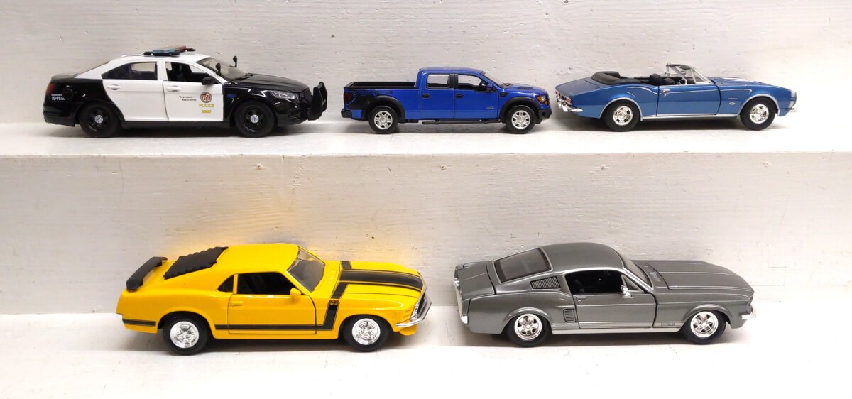 Maisto & Other 1:24 Assorted Die-Cast Cars [5] EX