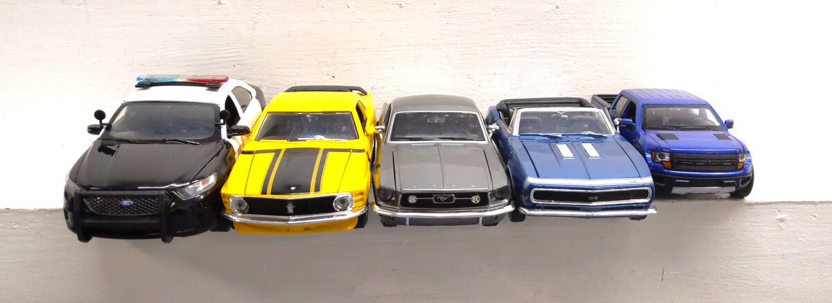 Maisto & Other 1:24 Assorted Die-Cast Cars [5] EX