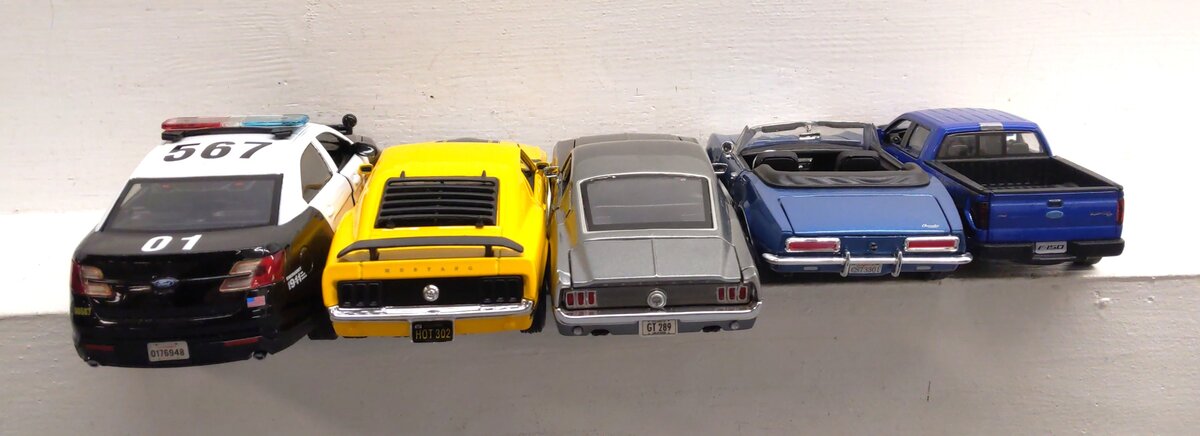 Maisto & Other 1:24 Assorted Die-Cast Cars [5] EX