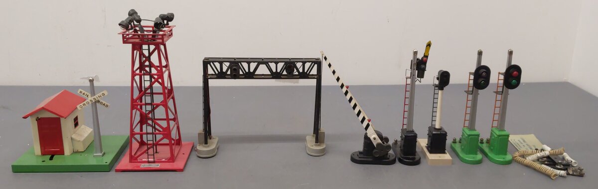 Lionel Vintage O Gauge Accessories: #395, 45, 253, 252, 153, 151, 450, & 153 [8] VG