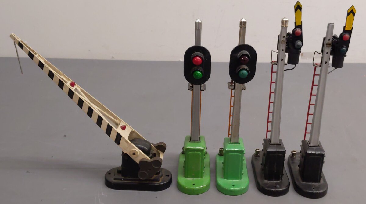 Lionel Vintage O Gauge Accessories: #12886, 151, 145, 153, 252, 153, & 151 [7] VG