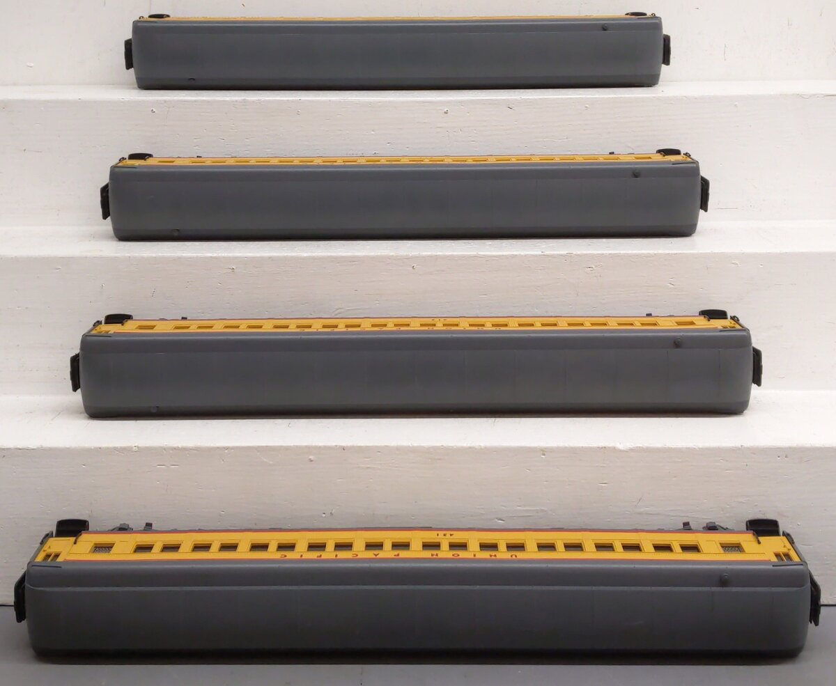 Golden Gate Depot O Union Pacific 80' Passenger Coach Set (Set of 4) - 2-Rail EX/Box