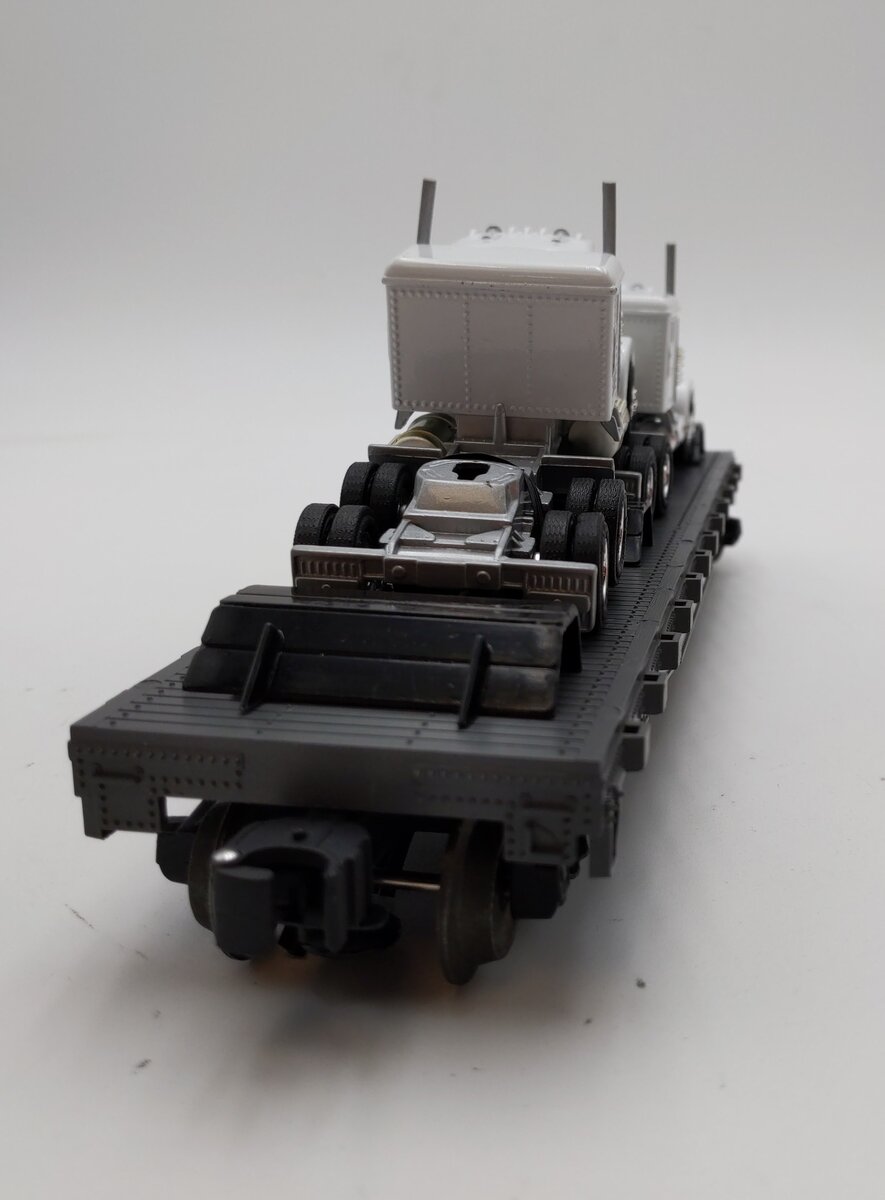 Lionel 6-17515 O Gauge Norfolk Southern Flatcar with Semi Tractors NIB