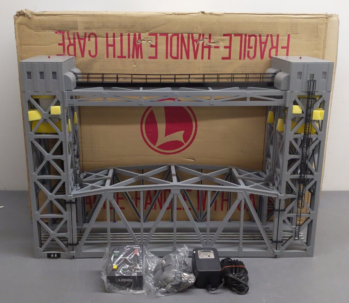 Lionel 6-12782 Operating Lift Bridge with Bell & Lights EX/Box