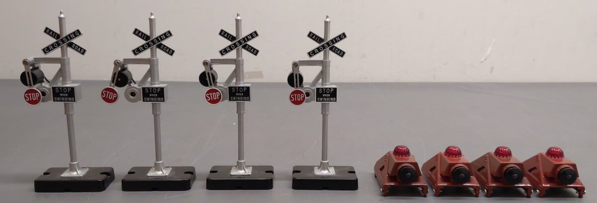 Lionel O Gauge Assorted Lighted Bumpers & Crossing Signal Signs [8] EX