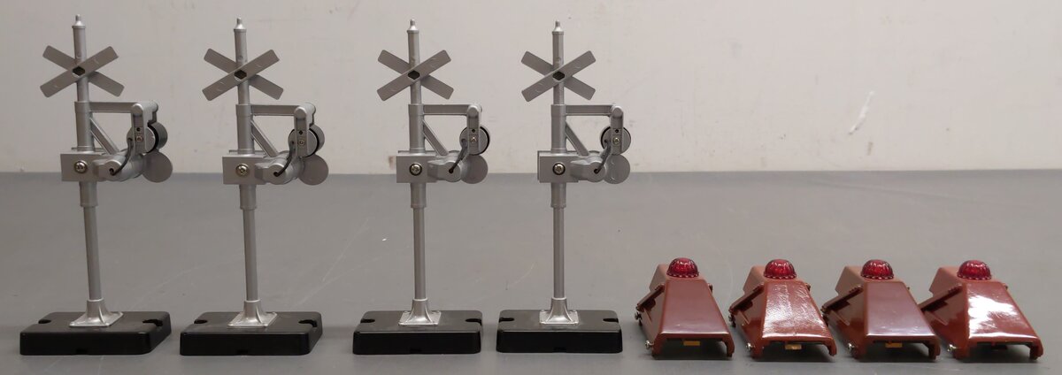 Lionel O Gauge Assorted Lighted Bumpers & Crossing Signal Signs [8] EX
