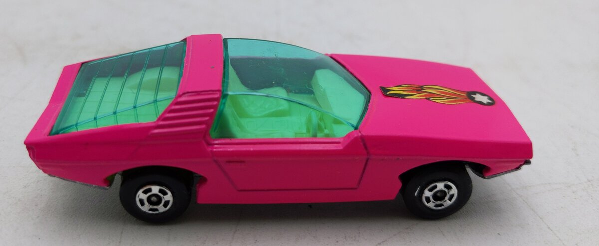 Matchbox 40 Vintage Diecast Vauxhall Guildsman LN