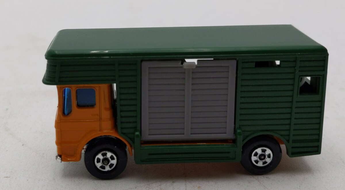 Matchbox 17 Superfast Horse Box LN