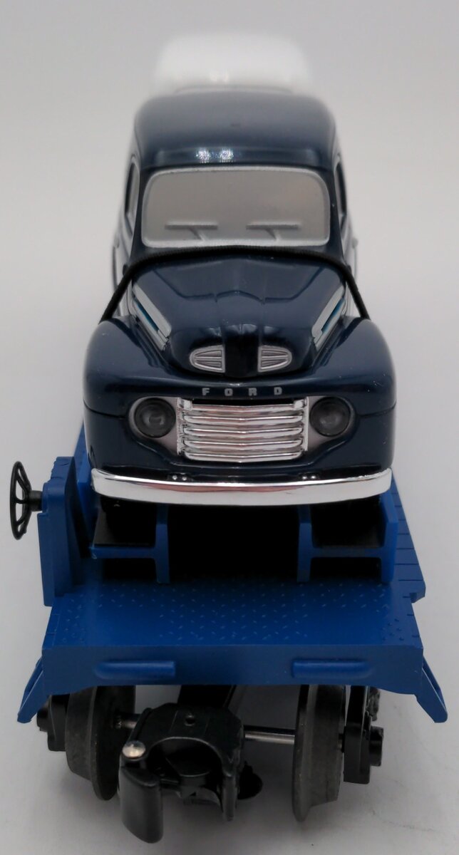 Lionel 6-16985 O Gauge Eastwood Automobilia Flatcar w/ Ford Panel Trucks #6424 EX/Box