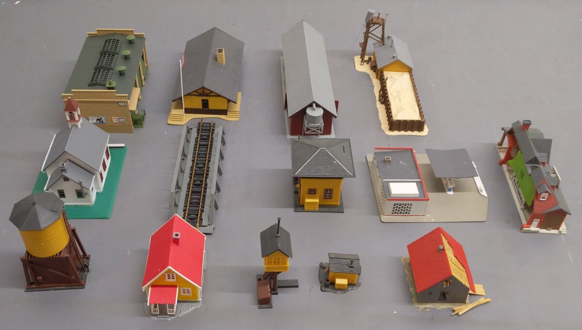 Tyco & Other HO Assorted Track Accessories and Buildings [14] VG