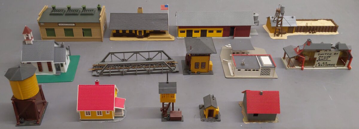 Tyco & Other HO Assorted Track Accessories and Buildings [14] VG