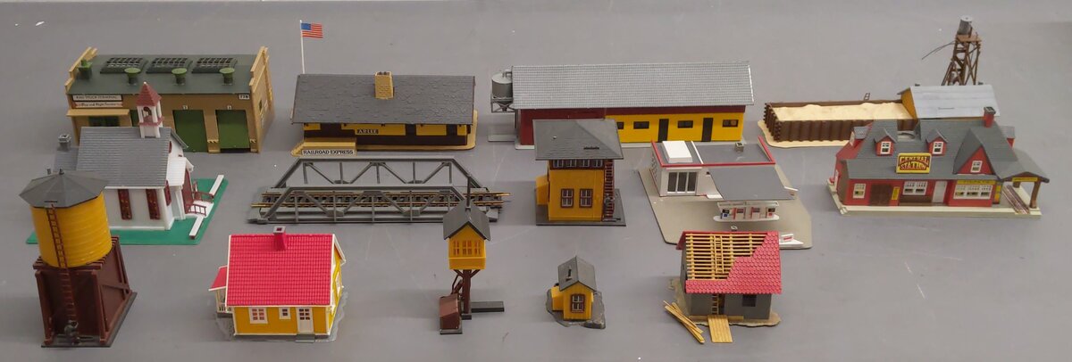 Tyco & Other HO Assorted Track Accessories and Buildings [14] VG