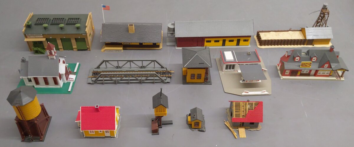 Tyco & Other HO Assorted Track Accessories and Buildings [14] VG
