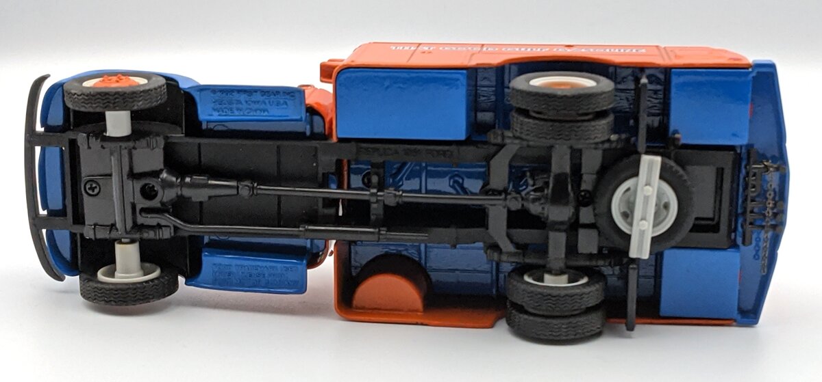 First Gear 19-1020 1:34 1951 Ford F6 Gulf Oil Fuel Tanker MT/Box