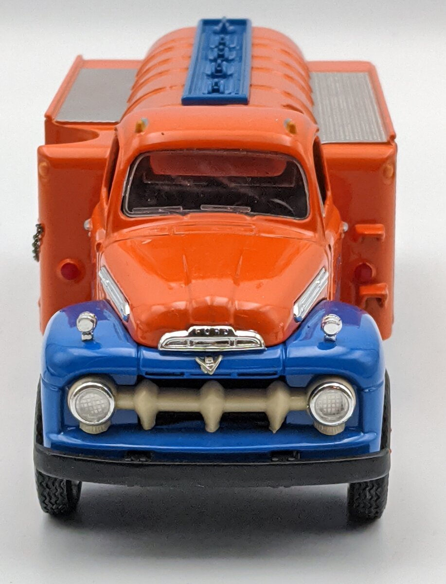 First Gear 19-1020 1:34 1951 Ford F6 Gulf Oil Fuel Tanker MT/Box