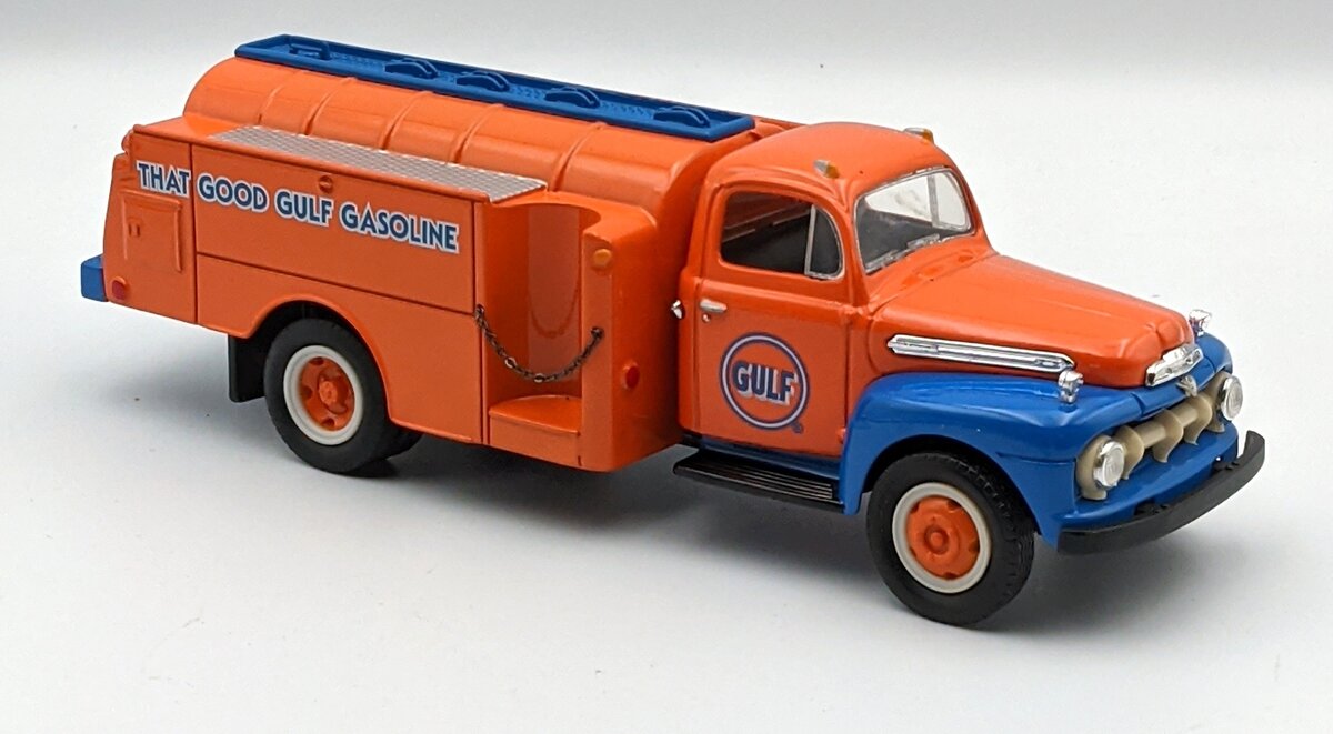 First Gear 19-1020 1:34 1951 Ford F6 Gulf Oil Fuel Tanker MT/Box