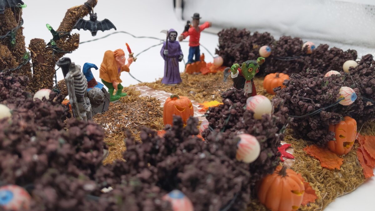 Lemax 34889 Spooky Town Ghouls Night Out Lighted Spooky Front Yard EX/Box