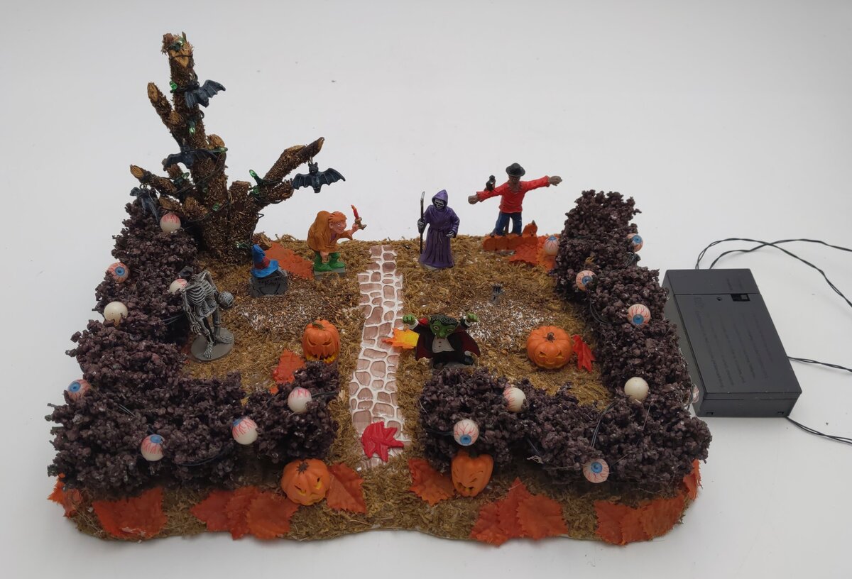 Lemax 34889 Spooky Town Ghouls Night Out Lighted Spooky Front Yard EX/Box