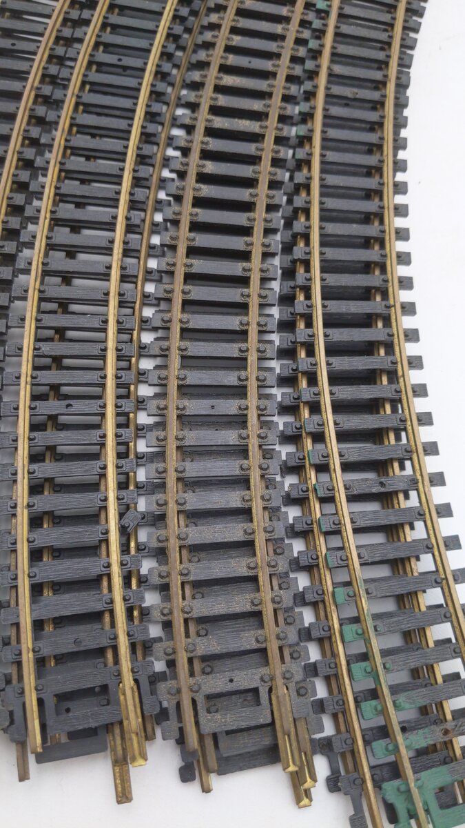 AHM 25606 HO 18" Radius 30 Degree Per Section Brass Curved Track (29) VG