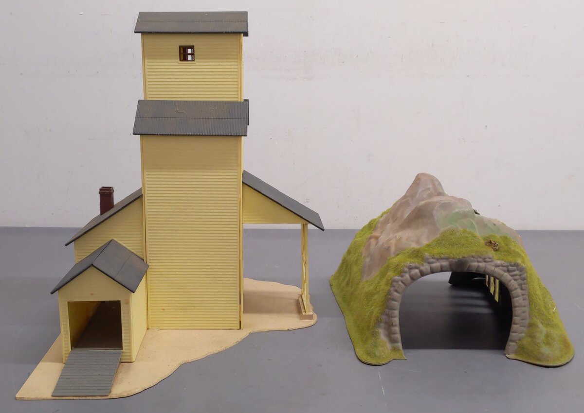 Lionel & Other O Gauge Assorted Building & Tunnel [2] VG