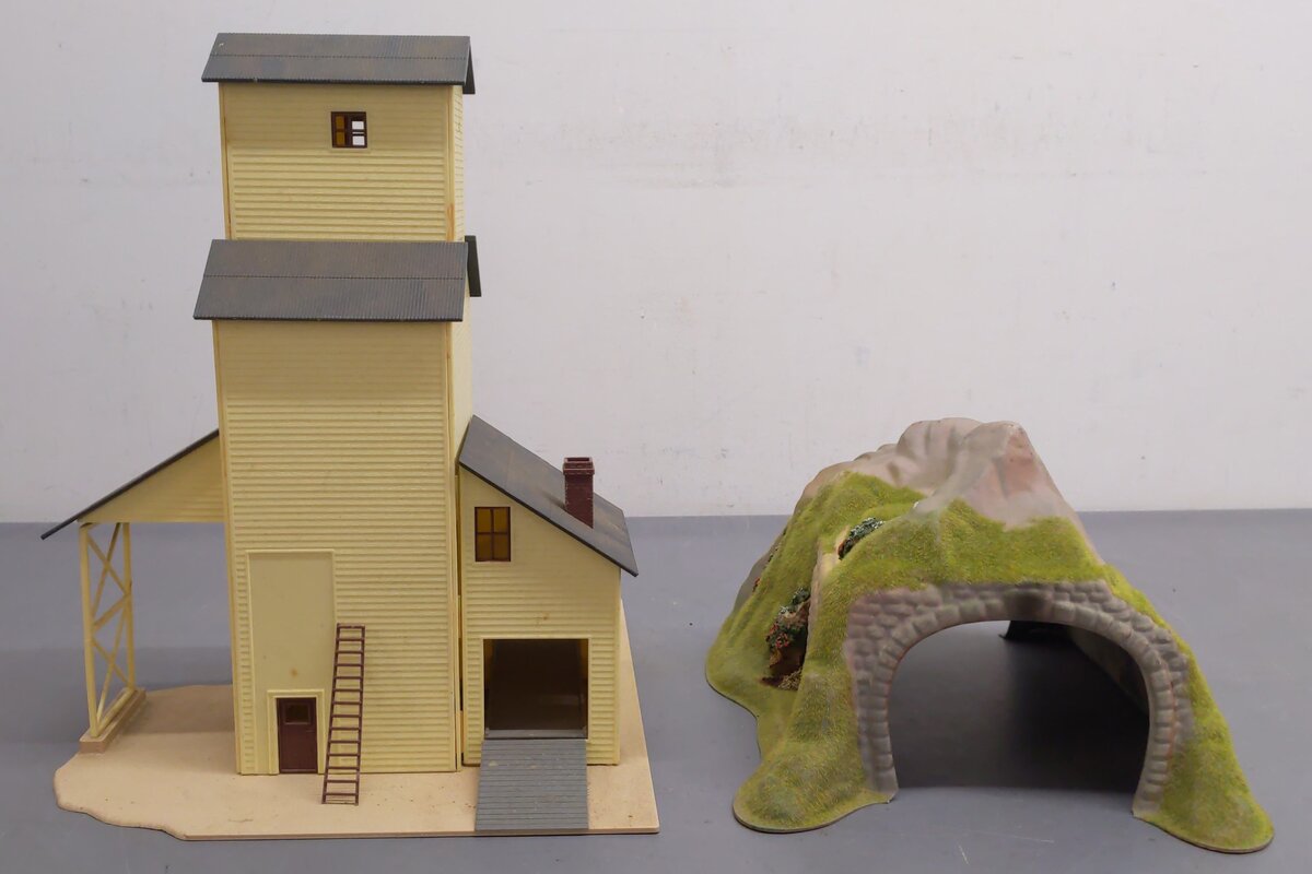 Lionel & Other O Gauge Assorted Building & Tunnel [2] VG