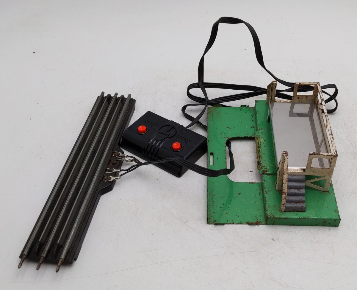 Lionel 3472 Vintage O Operating Platform w/ Track VG
