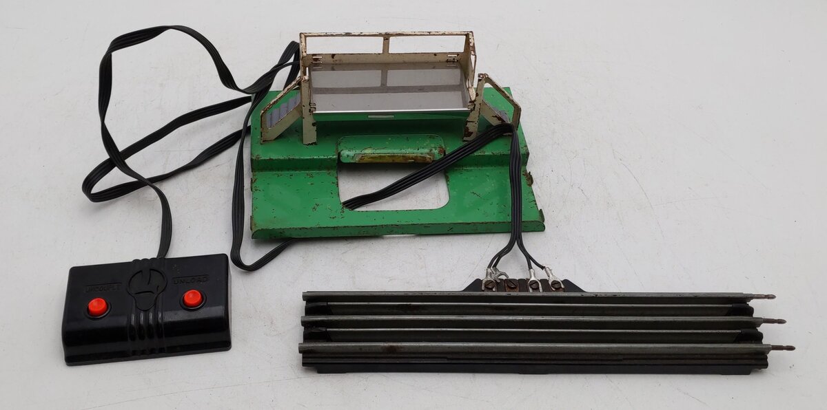 Lionel 3472 Vintage O Operating Platform w/ Track VG