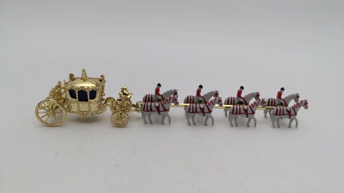 Matchbox YY66 Die Cast Her Majesty's The Queen's The Royal 40th Anniversary LN/Box